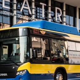 Autobus marki SCANIA Citywide LF CNG - na tle tarnowskiego teatru
